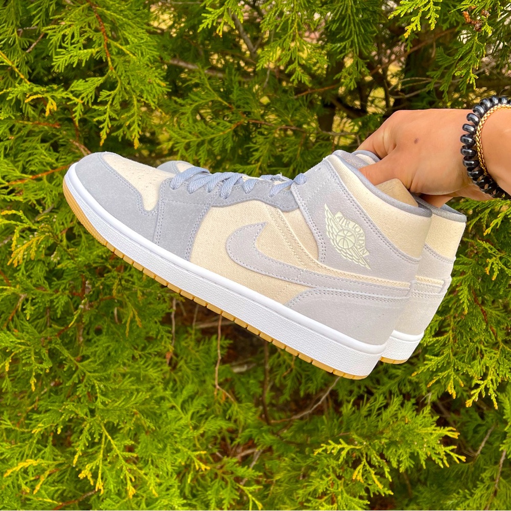AIR JORDAN 1 MID COCONUT MILK. BRAND NEW SZ 10.5. COMES WITH BOX.